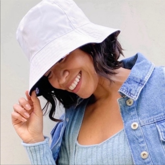 ALICE + OLIVIA DAISY PRINT REVERSIBLE BUCKET HAT - Picture 4 of 14